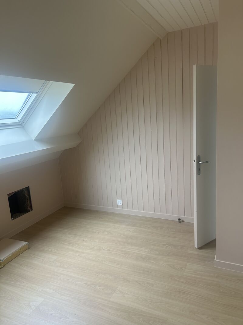Chambre claire aménagée sous les combles
