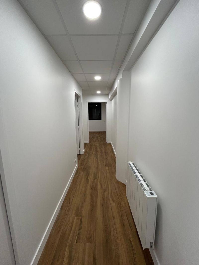 Couloir terminé avec peinture blanche, faux plafond et sol bois