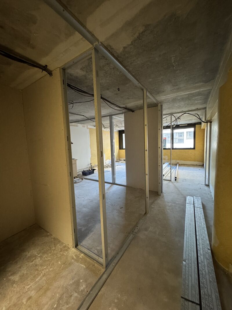 Couloir en cours de création avec ossatures de cloisons