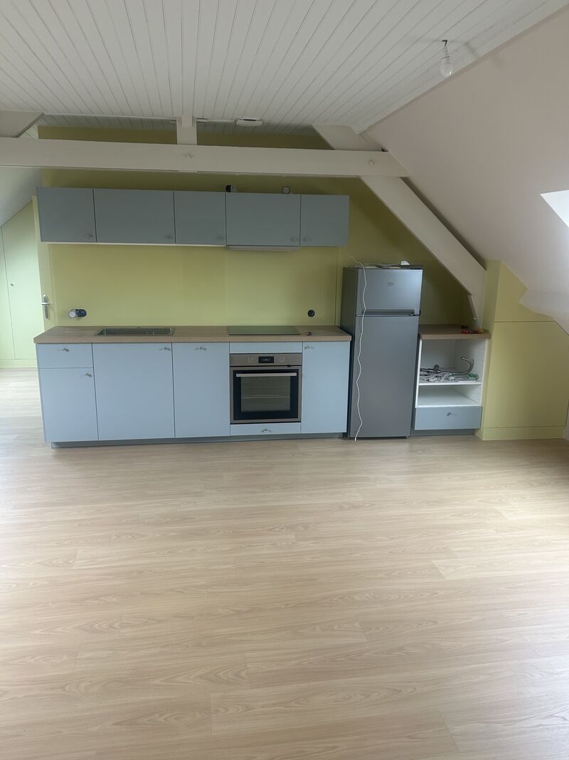 Cuisine aménagée dans un appartement sous les combles