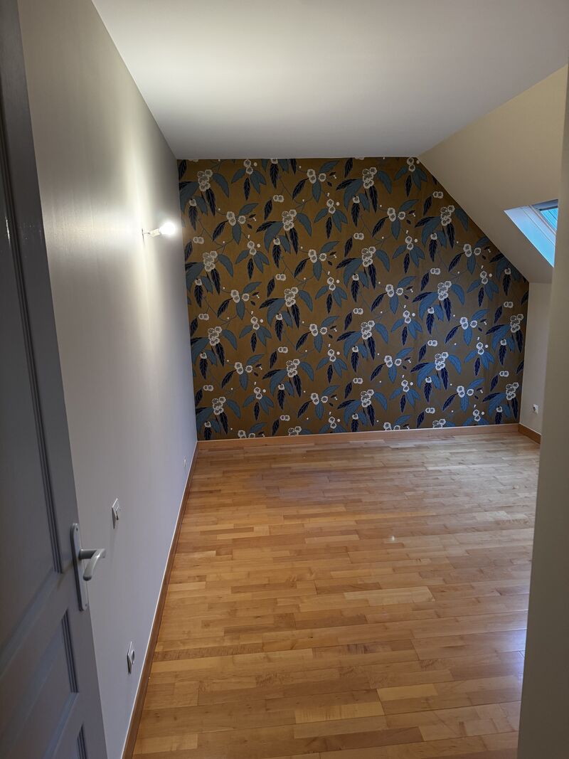 Chambre sous combles avec papier peint floral
